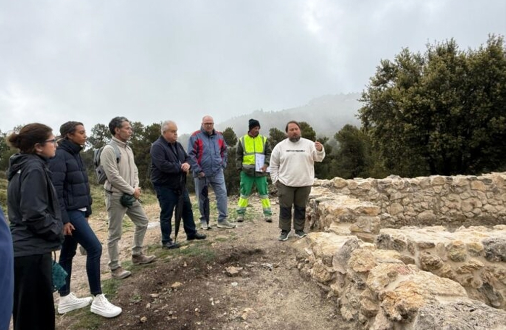 Los alcaldes de Totana y Alhama de Murcia visitan las obras de restauraci�n de los Pozos de la Nieve